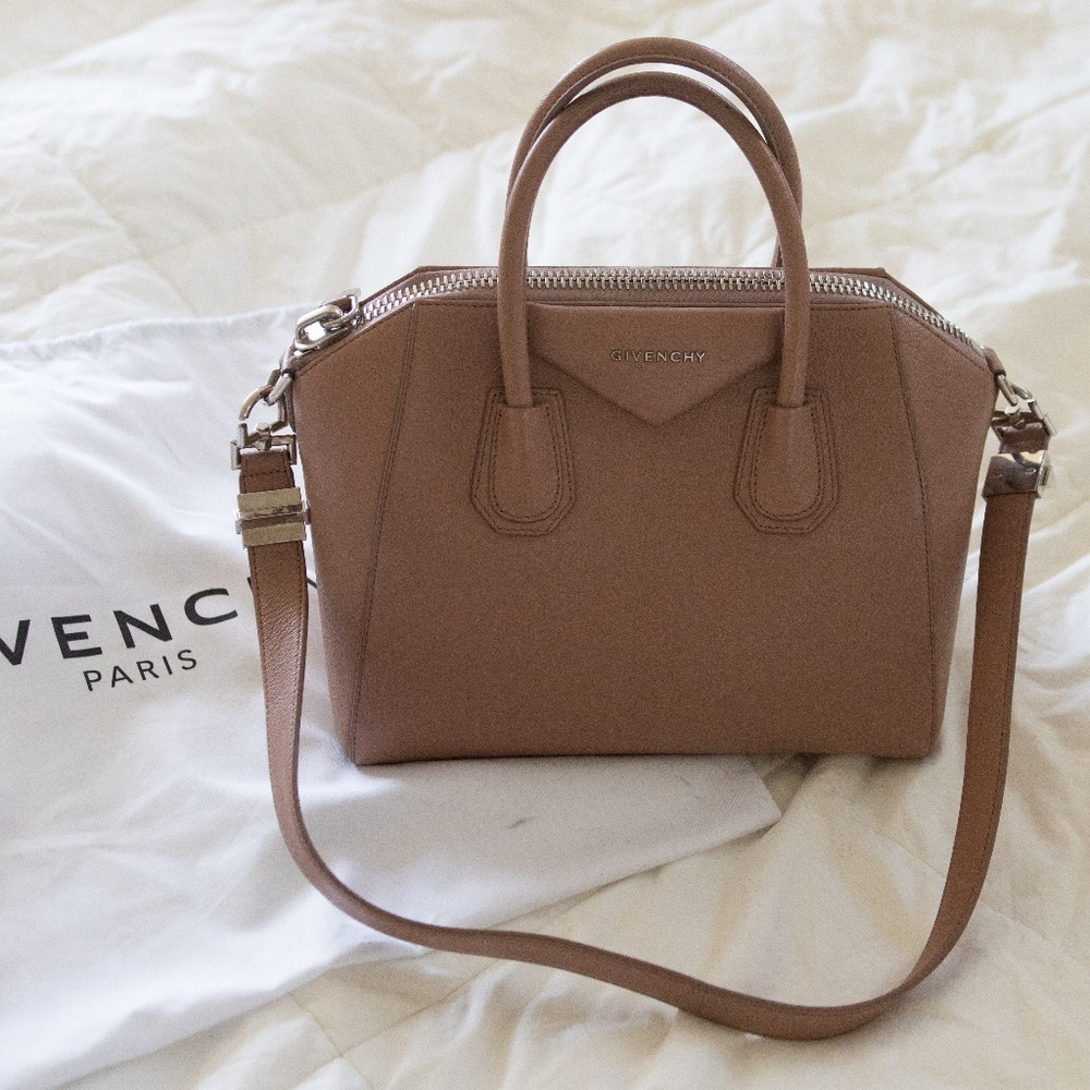 Givenchy Antigona Satchel Bag
Re-posh.